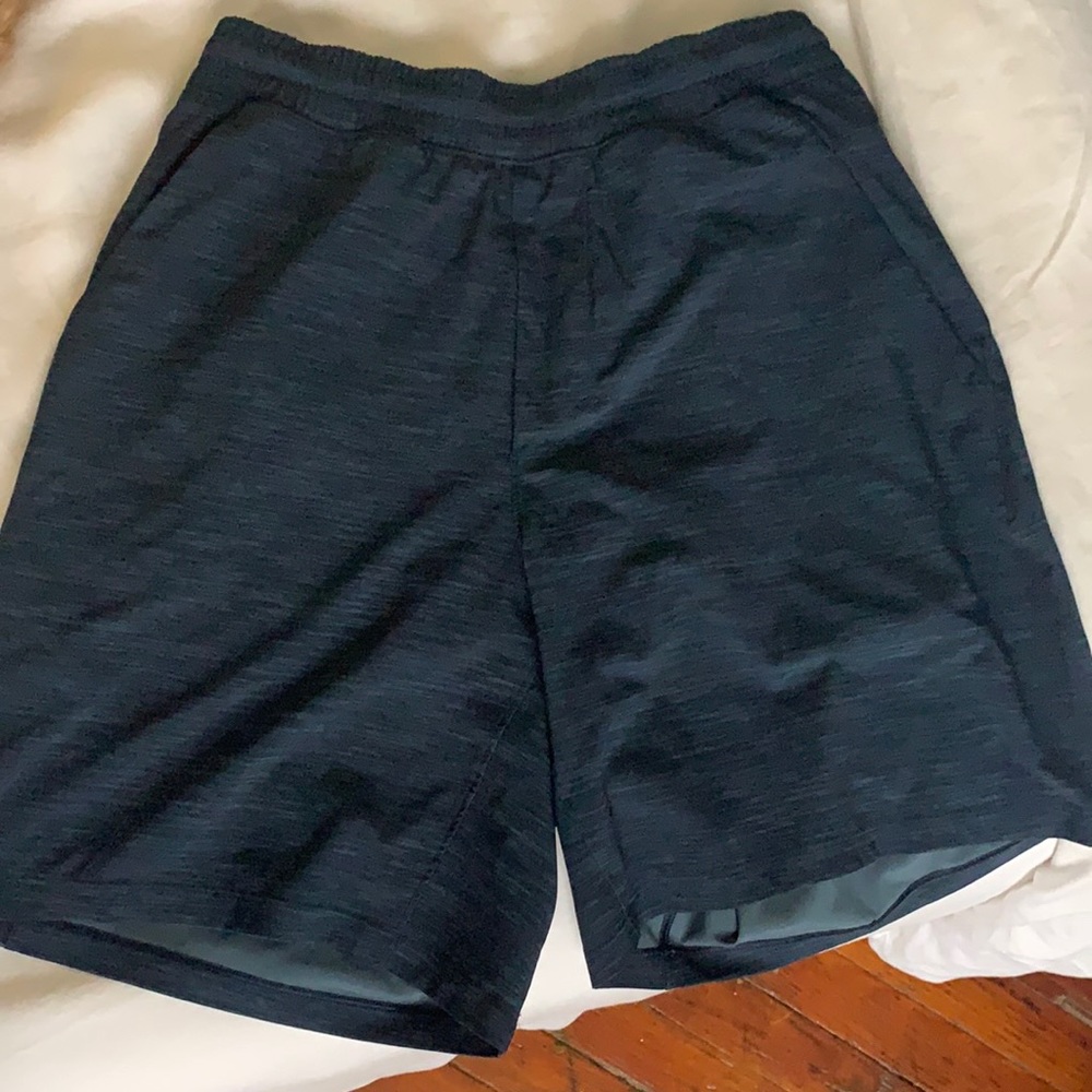 Men’s Lululemon workout shorts with liner